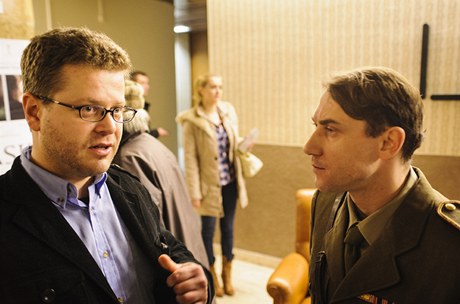 Historik Pavel Paleek (vlevo) spolen s hercem Petrem Jenitou, který v hraných scénách pedstavuje Karla Vae.