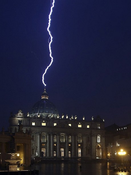 Pondlní oznámení papee Benedikta XVI. o rezignaci pilo podle vtiny pozorovatel jako blesk z istého nebe. 