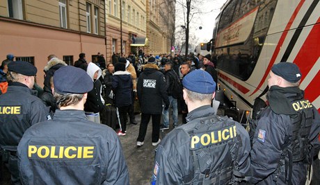 Podle policejní mluví Evy Kropáové je v souasnosti v Praze tyi a pt tisíc Dán a dalí jet pijedou.  