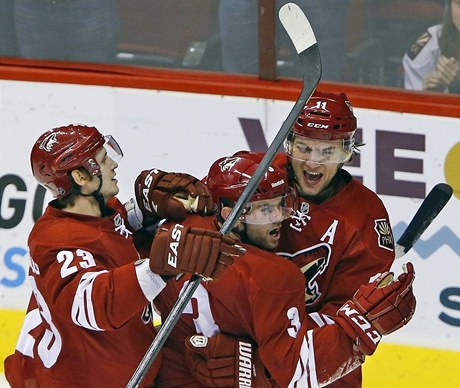 Martin Hanzal se spoluhrái slaví vítzný gól Phoenixu.