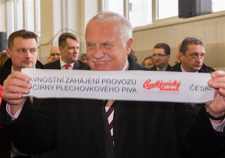 Prezident Václav Klaus slavnostn zahájil provoz nové plnírny plechovek v eskobudjovickém pivovaru Budvar