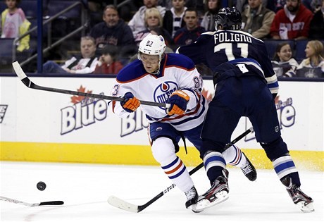 eský hokejista Edmontonu Oilers Ale Hemský (vlevo) a Nick Foligno z Columbusu Blue Jackets