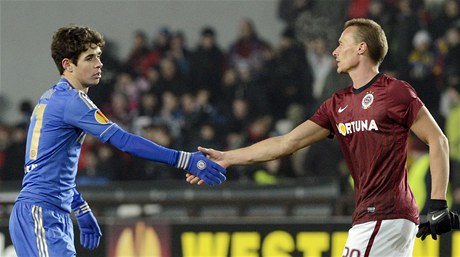 Úvodní utkání 2. kola fotbalové Evropské ligy AC Sparta Praha - Chelsea. Stelec jediného gólu utkání Oscar z Chelsea (vlevo) se zdraví s Tomáem Zápotoným ze Sparty po skonení zápasu