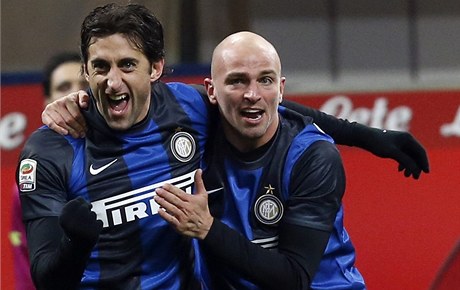 Fotbalisté Interu Milán Diego Milito (vlevo) a Esteban Cambiasso