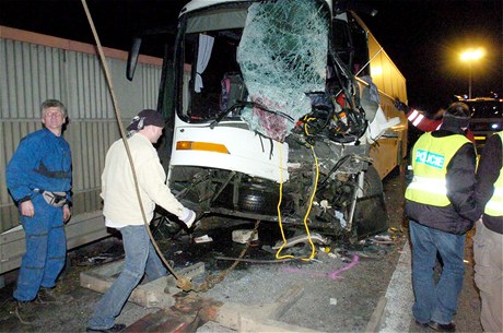 Jeden ivot si 20. prosince 2004 vyádala nehoda autobusu a nákladního vozu na pátém kilometru dálnice D5 u Rudné u Prahy ve smru na Plze. V autobuse cestovali hokejisté prvoligového Sareza Ostrava. Kolizi nepeil jejich trenér Karel Metelka