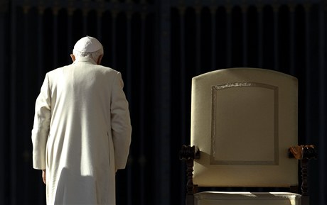 Pape Benedict XVI. opoutí svatopetrské námstí ve Vatikánu (listopad, 2011). 