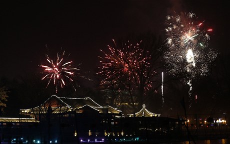 Oslavy ínského Nového roku - ohostroj nad Pekingem.