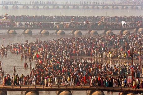 Desítky milion Ind se ponoily do vod u soutoku ek Gangy a Jamuny