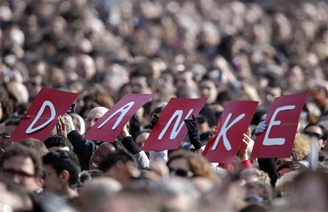 Benedikt úad opustí 28. února. Lidé Svatého otce pivítali potleskem.