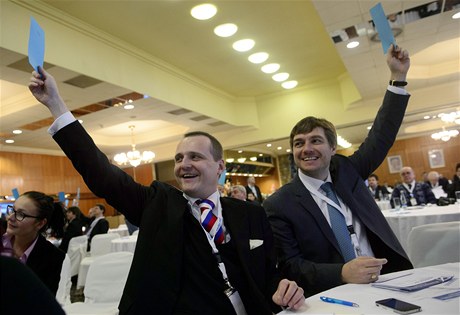 Vít Bárta (vlevo) a Michal Babák na volební konferenci strany Vcí veejné