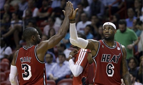 LeBron James (vpravo) a Dwayne Wade z Miami Heat.