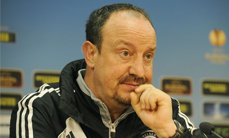 Trenér Chelsea Rafael Benítez v Praze.