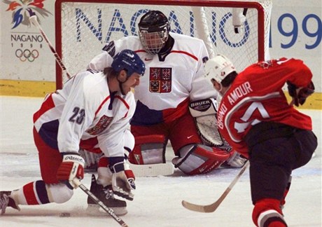 Petr Svoboda blokuje stelu Kanaana Brind'Amoura. Snímek je z olympiády v Naganu 1998