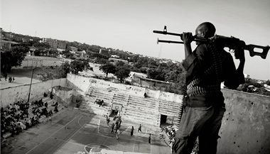Jan Grarup z Dnska: srie "Basketbal en, Mogadio, Somlsko." Na fotografii je ozbrojen str, kterou plat somlsk basketbalov asociace, aby chrnila basketbalov ensk tm pi he v Mogadishu. Fotografie z 21. nora 2012.