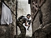 Fabio Bucciarelli z Itálie: na fotografii je bojovník Svobodné syrské armády drící pozici bhem stet s vládními silami ve tvrti Sulemain Halabi v Aleppu. Fotografie je z 10. íjna 2012.
