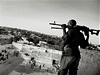 Jan Grarup z Dánska: série "Basketbal en, Mogadio, Somálsko." Na fotografii je ozbrojená strá, kterou platí somálská basketbalová asociace, aby chránila basketbalový enský tým pi he v Mogadishu. Fotografie z 21. února 2012.