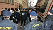 Podle policejní mluvčí Evy Kropáčové je v současnosti v Praze čtyři až pět tisíc Dánů a další ještě přijedou. | na serveru Lidovky.cz | aktuální zprávy