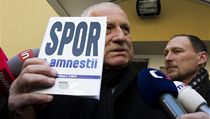 Václav Klaus s knihou, kterou poslal poslancům. | na serveru Lidovky.cz | aktuální zprávy