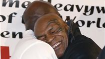 Evander Holyfield objímá Mike Tysona (čelem) | na serveru Lidovky.cz | aktuální zprávy