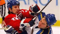 Utkání Česko - Kazachstán na olympiádě v Naganu. V souboji se soupeřem je Petr Svoboda. | na serveru Lidovky.cz | aktuální zprávy