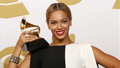 Beyonce pozuje s cenou za nejlepí tradiní R´n´B vystoupení.
