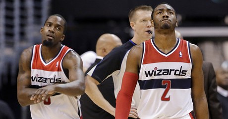 Smutní basketbalisté Washingtonu Wizards Martell Webster (vlevo) a John Wall