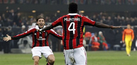 Radost fotbalist AC Milán Riccarda Montoliva (vlevo) a Sulleyho Muntariho