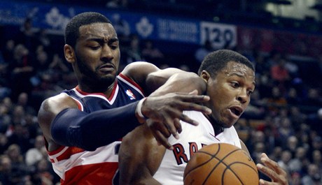 Basketbalista Toronta Raptors Kyle Lowry (vpravo) a John Wall z Washingtonu Wizards