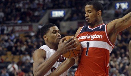 Basketbalista Toronta Raptors Rudy Gay (vlevo) a Trevor Ariza z Washingtonu Wizards