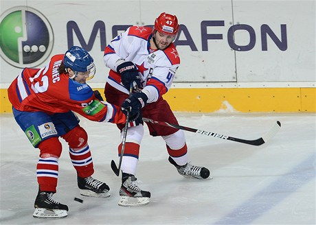 Lev Praha - CSKA Moskva. Ondej Nmec z celku Lev Praha (vlevo) a Alexandr Radulov z CSKA Moskva