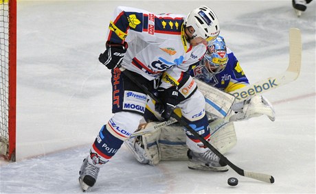 Zlín - Pardubice. Jakub Sedláek ze Zlína (vpravo) a Tomá Rolinek z Pardubic