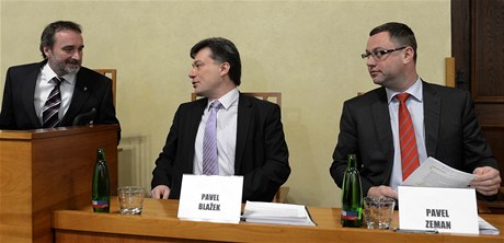 Jednání o amnestii v Senátu. Zleva senátor Miroslav Antl, ministr spravedlnosti Pavel Blaek a nejvyí státní zástupce Pavel Zeman. 