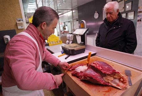 ezník zpracovává koské maso (ilustraní foto)