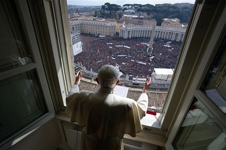 Pape Benedikt XVI. na Svatopetrském námstí v ím naposled oslovil shromádné vící pi nedlní modlitb Andl Pán.