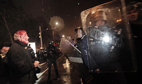 Demonstranti v Bulharsku elí policii.