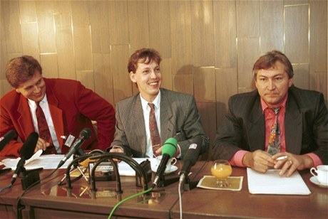Bývalý editel inspekce ministerstva vnitra Boris tefl (vlevo), Stanislav Gross a bývalý editel inspekce ministerstva vnitra Josef Kolaja na tiskové konferenci k innost firmy Helbig