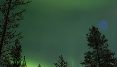 Polrn ze nad vesnikou Kakslauttanen ve Finsku