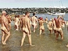 Více ne 400 nudist si zaplavalo pro charitativní úely