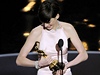 Hereka Anne Hathawayová pebírá soku Oscara