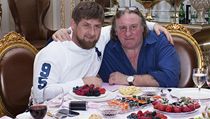  S Ramzanem Kadyrovem, kter je v zahrani asto kritizovn za zloiny proti lidskosti, si Depardieu zael na skleniku. 