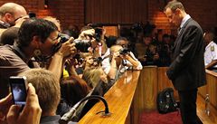 Oscar Pistorius v soudní síni. Televizní kamery dovnit nesmly.