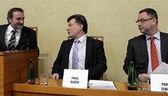 Jednání o amnestii v Senátu. Zleva senátor Miroslav Antl, ministr spravedlnosti Pavel Blaek a nejvyí státní zástupce Pavel Zeman. 