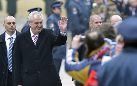 Milo Zeman se po sloení prezidentského slibu zdraví s lidmi.