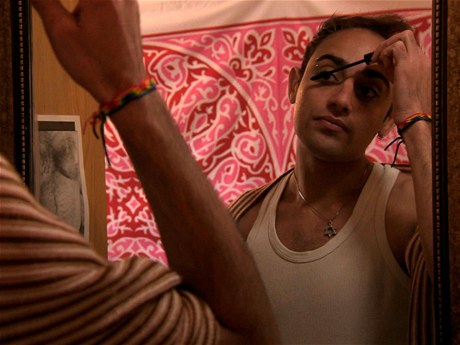 Palestinský gay Louie nosí Davidovu hvzdu, aby byl v Izraeli co nejmén nápadný. Pesto nakonec hledá azyl v Evrop.