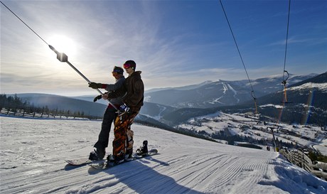 Dobré snhové podmínky pro lyování nabízí v Královéhradeckém kraji i nadále zimní stedisko Stoh ve pindlerov Mlýn. 