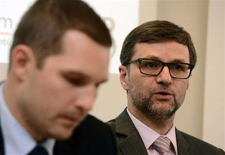 Advokát Petr Toman (vpravo) a Daniel Pako ze spolenosti Poplatkyzpet.cz 