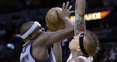 Basketbalista Miami Heat Chris Andersen (vpravo) a Zach Randolph z Memphisu Grizzlies