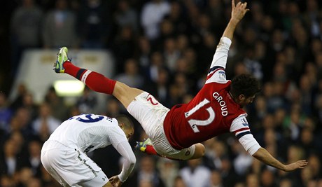 Fotbalista Arsenalu Olivier Giroud (vpravo) a Jake Livermore z Tottenhamu