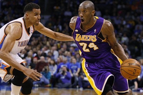 Basketbalista Oklahomy City Thunder Thabo Sefolosha (vlevo) a Kobe Bryant z Los Angeles Lakers