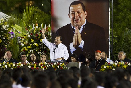 Nicaraguijský prezident Daniel Ortega (uprosted) mluví na smutení ceremonii v Manaze na uctní památky Huga Cháveze 